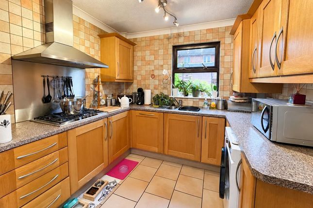 4, Elsworth Close, Bedfont photo 5
