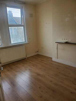 Flat to rent in Browning Road, London