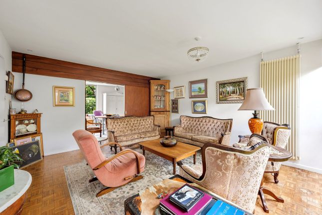 10, Brackley, WEYBRIDGE photo 4