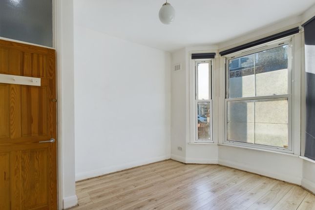 Flat to rent in Sutherland Road, London