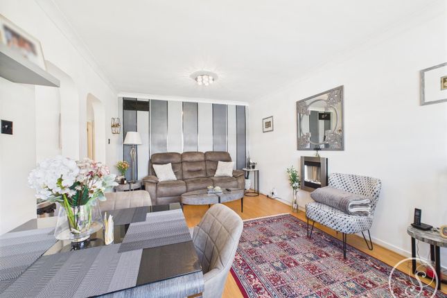 6, Lane End Court, Leeds photo 3
