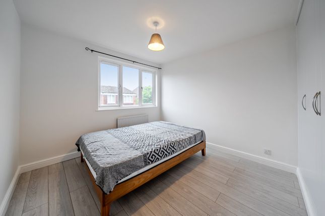 62, Larch Close, London photo 4