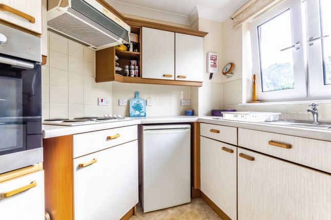 Flat 14,, Bourne Court, Caterham photo 4