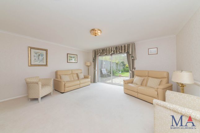 20, Clare Close, Borehamwood photo 3