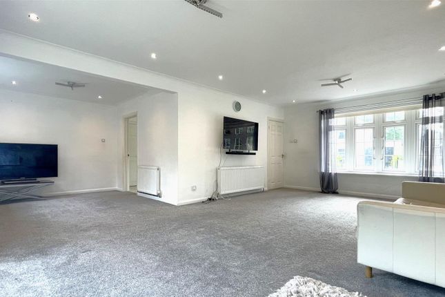 Lounge Field End.Jpg