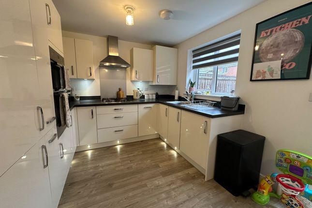 2 Poplar Lane, Ipswich photo 4