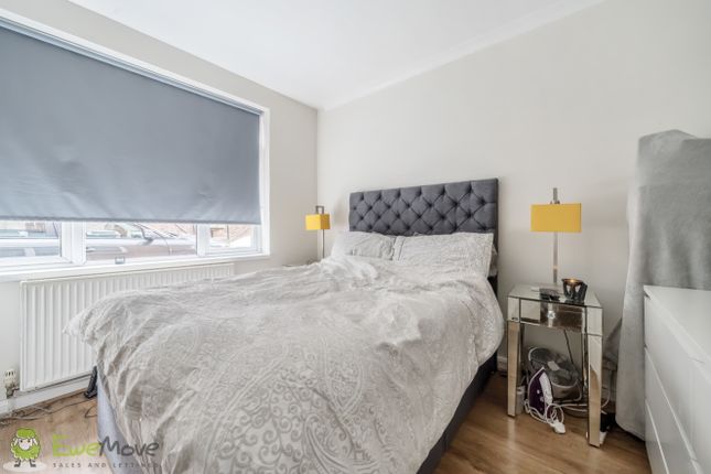 Flat for sale in Park Close, London