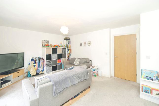 32, Drovers Close, Balsall Common photo 3