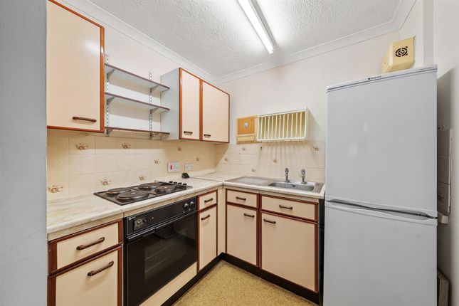 Flat 12A, Hopton Court, Forge Close, Bromley photo 3
