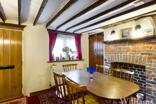 12 Walton Green, Aylesbury photo 2
