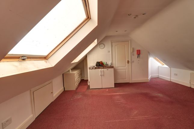Studio to rent in The Parade, Bourne End, Buckinghamshire