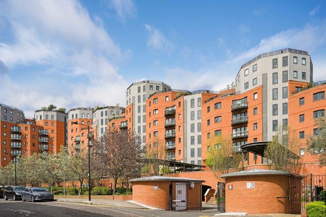 Thumbnail Flat to rent in Arnhem Place, London