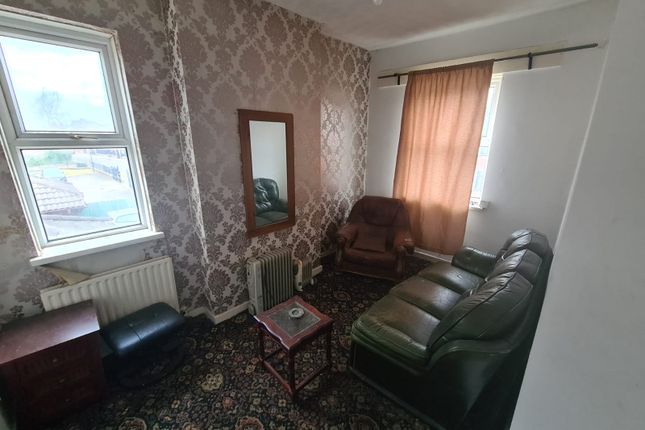 Flat to rent in Old Park Road, Wednesbury