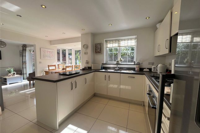 32, Cowley Meadow Way, CRICK photo 3