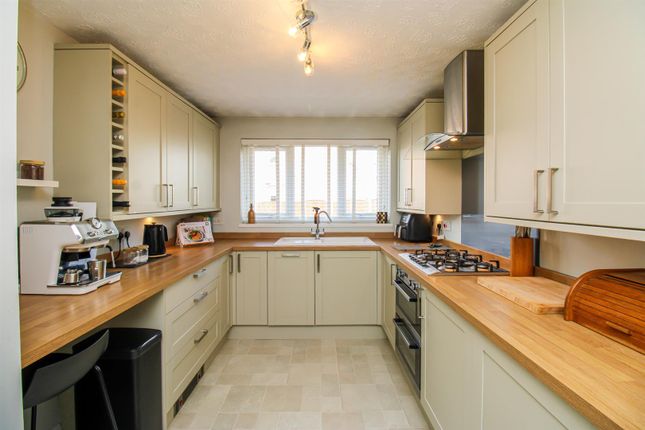 21, Queensbury Court, Normanton photo 2