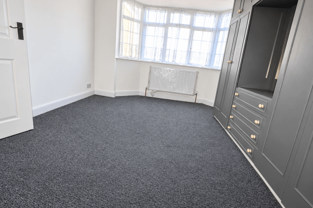 Kingsley Avenue, SOUTHALL photo 3