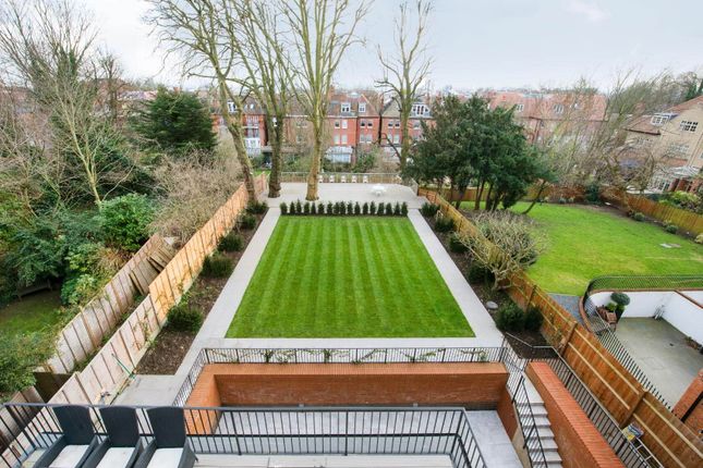 Flat to rent in Lyndhurst Road, Hampstead