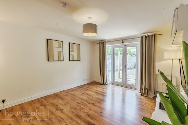 47, Parkway, Horley photo 4