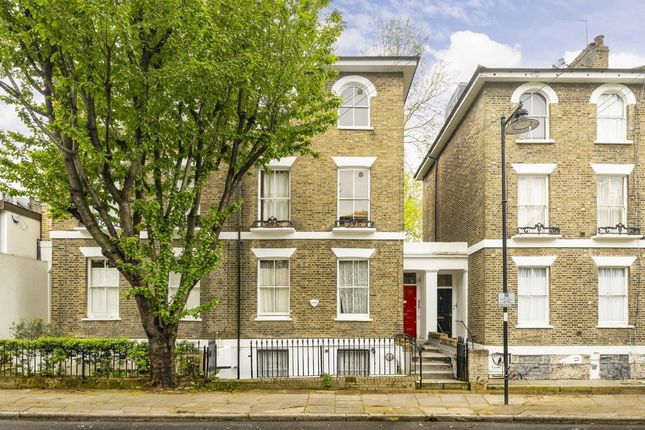 Thumbnail Flat for sale in Richmond Crescent, London