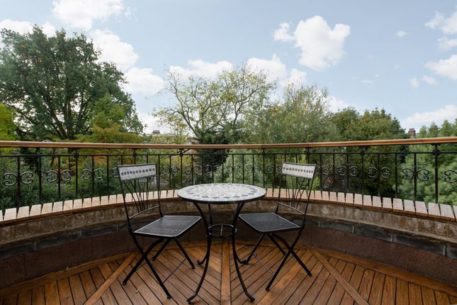 Flat 5, 47, Belsize Park Gardens, London photo 4