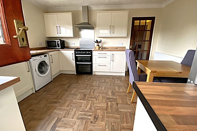 9 Pipwell Gate, Moulton Seas End photo 2