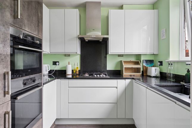 3 Barton Way, High Wycombe photo 2