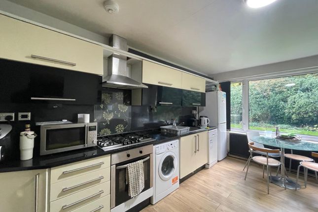 27, The Poplars, Leeds photo 2