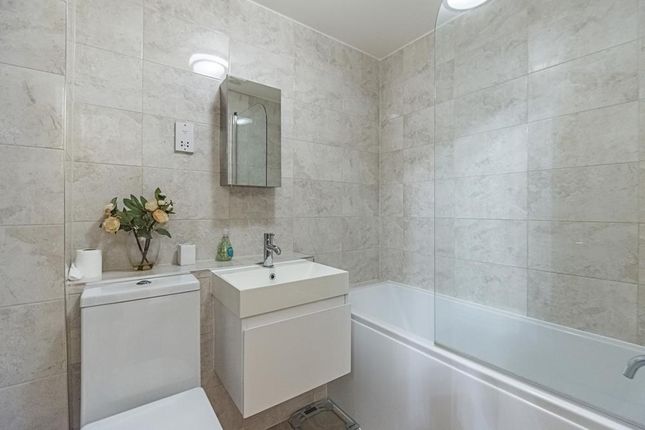 Flat 177, Quadrangle Tower, Cambridge Square, London photo 5
