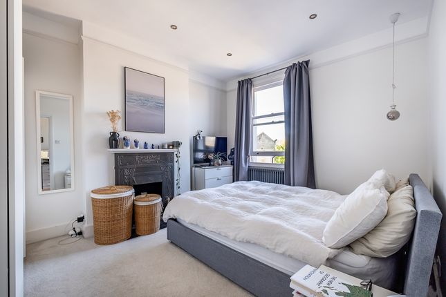 Top Floor Flat, 208, Fernhead Road, London photo 3
