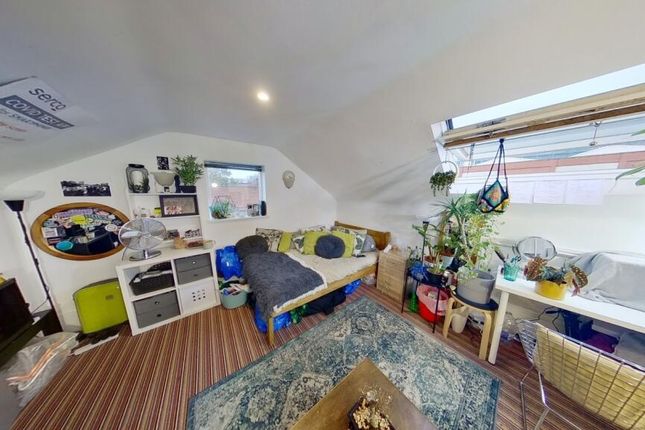 Bright And Cozy Living Room With A Comfortable Sof...