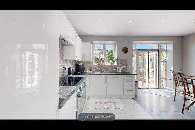 Roding Lane North, Woodford Green photo 4