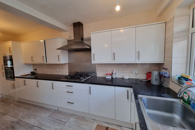 Thumbnail Terraced house to rent in Manor Way, Mitcham
