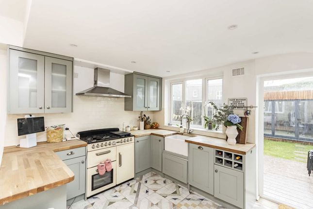 9, Grove Footpath, Surbiton photo 3