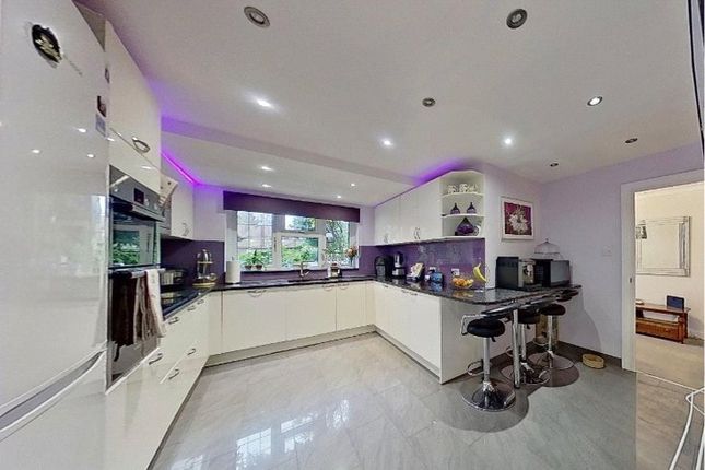 18, Blossom Close, South Croydon photo 4