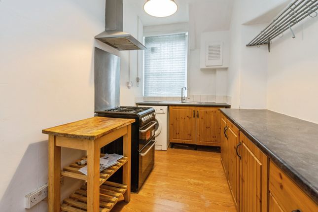Flat 56/Enfield Cloisters, Fanshaw Street, London photo 4