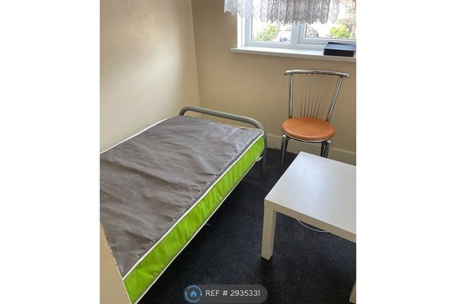 Holden Avenue, Kingsbury, London photo 4