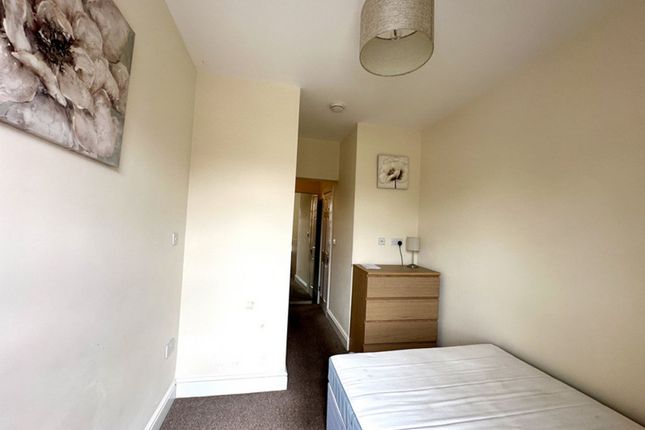 Room 4, 5 New Station Road, Doncaster photo 2