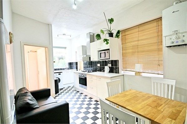 Flat to rent in Aigburth Mansions, London, Oval