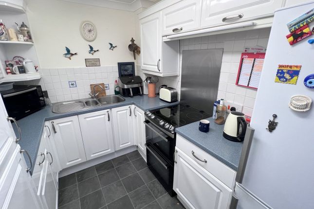 Flat 17 Berkeley Court, Moorside Road, Ferndown photo 4