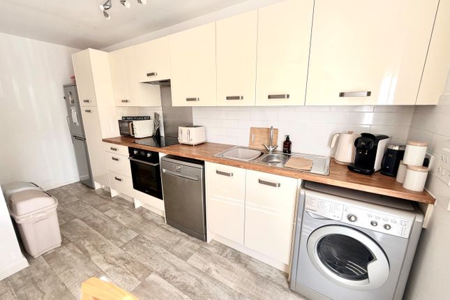27, Warrington photo 3