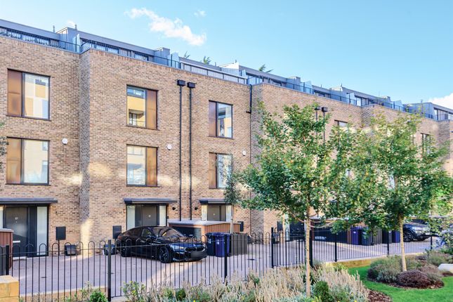 Thumbnail Terraced house for sale in Quayle Crescent, London
