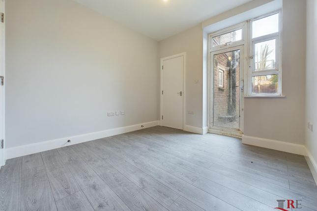 Windermere Avenue, London photo 3