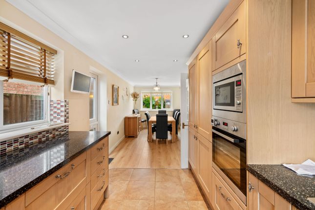 16, Grasslands, Horley photo 2