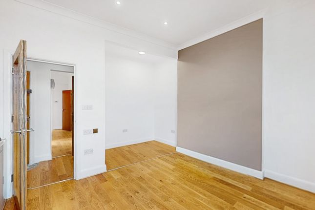 Flat A, 78 High Road, London photo 2