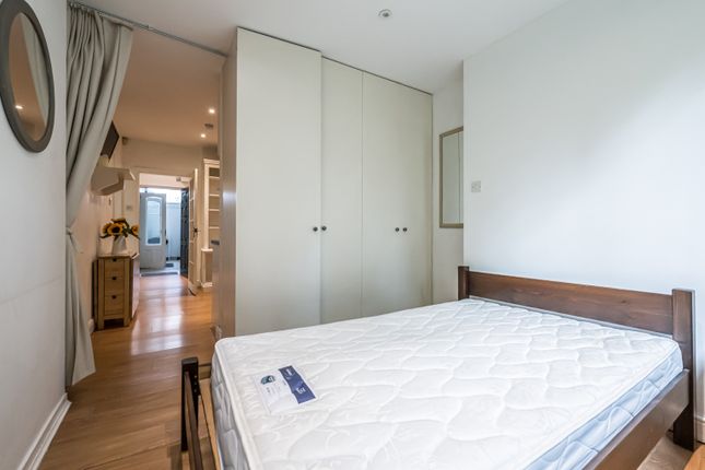 Flat for sale in Altenburg Gardens, Battersea, London