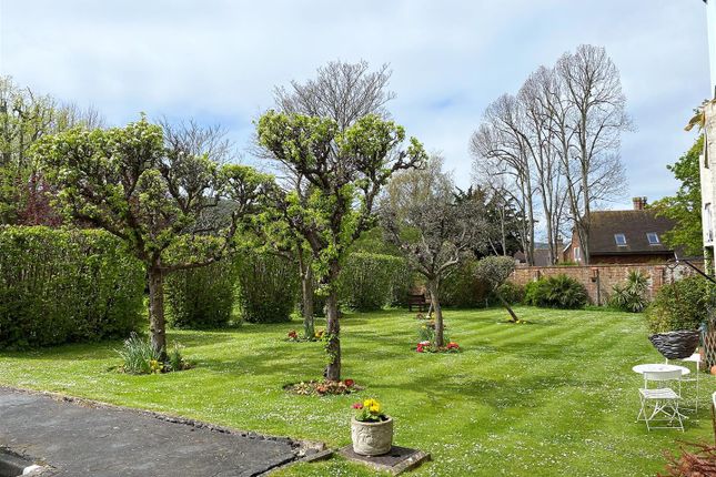 10 The Lawns, St. Marys Close, Eastbourne photo 2