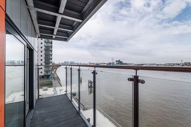 Flat to rent in Mast Quay, London