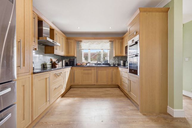 2 Cavell Close, Woodbridge photo 3