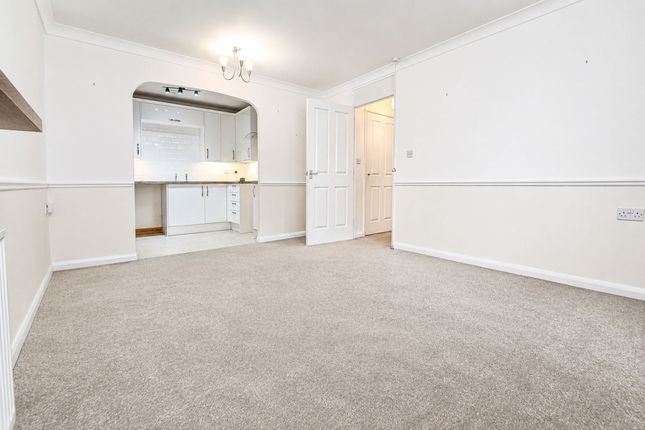 Flat, 22 Ashley Court, Hatfield photo 2