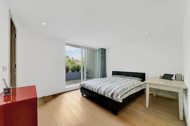 Flat to rent in Upper Richmond Road, London